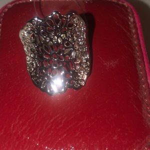 Brand new silver floral lattice stretchable ring.